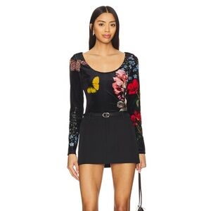 Delaina Scoop Neck Longsleeve Top in in The Wind Floral xs